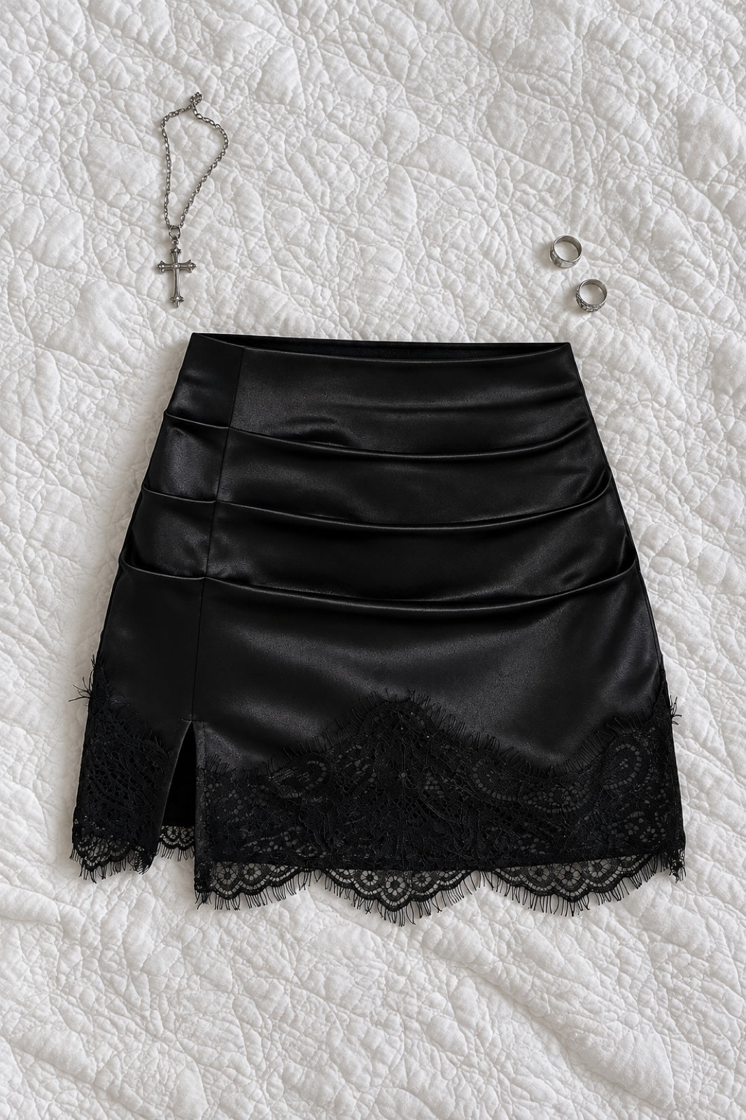 Liliane — Mini-jupe satin bordure dentelle