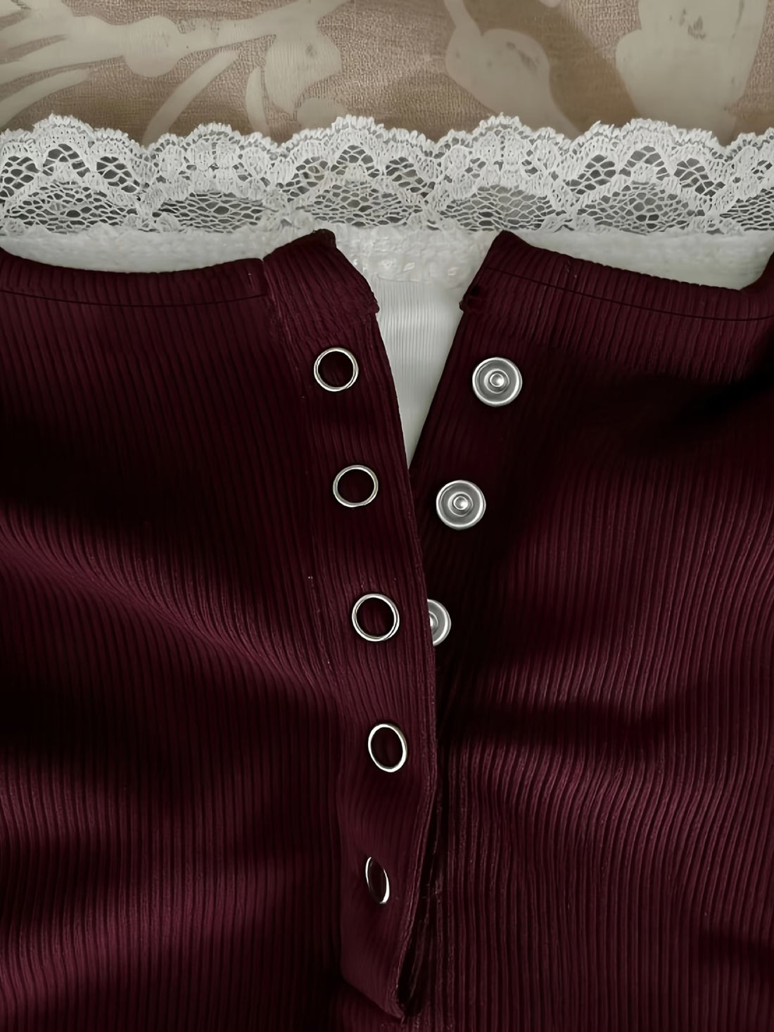 Aliénor — Caraco côtelé boutonné bordé de dentelle
