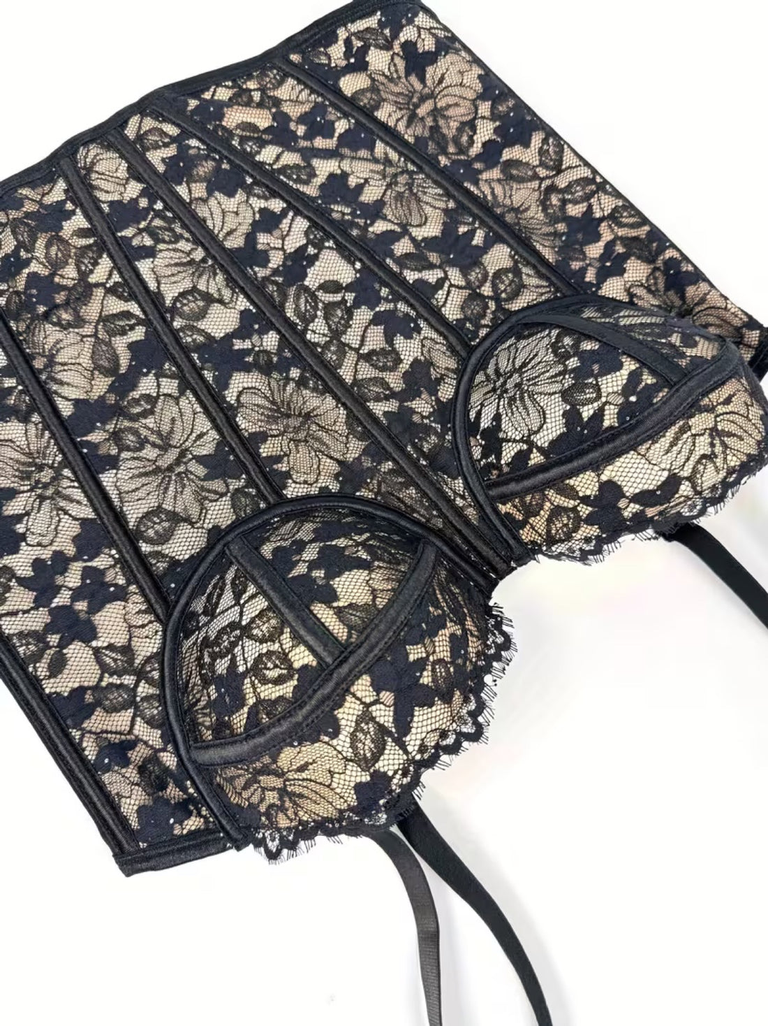 Belladone — Bustier en dentelle sur fond nude