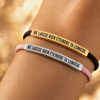 Deux bracelets Ne laisse rien éteindre ta lumière portés au poignet