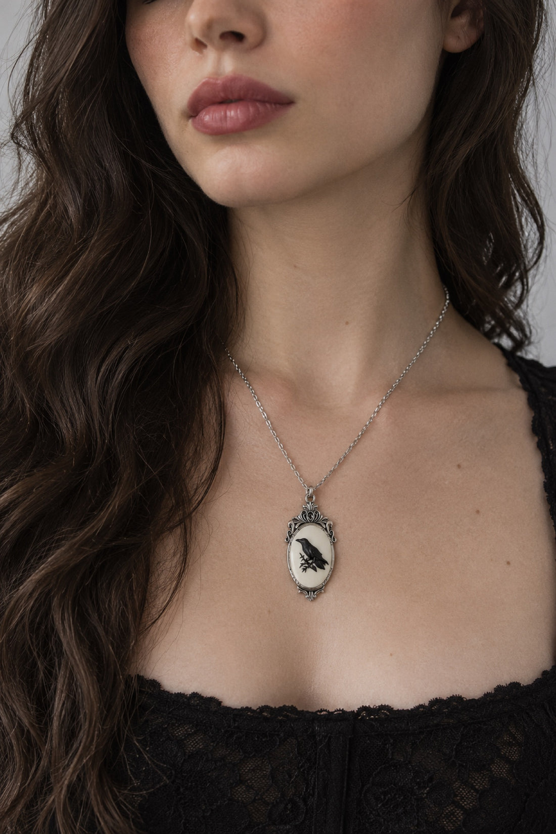 Corvina — Collier camée corbeau