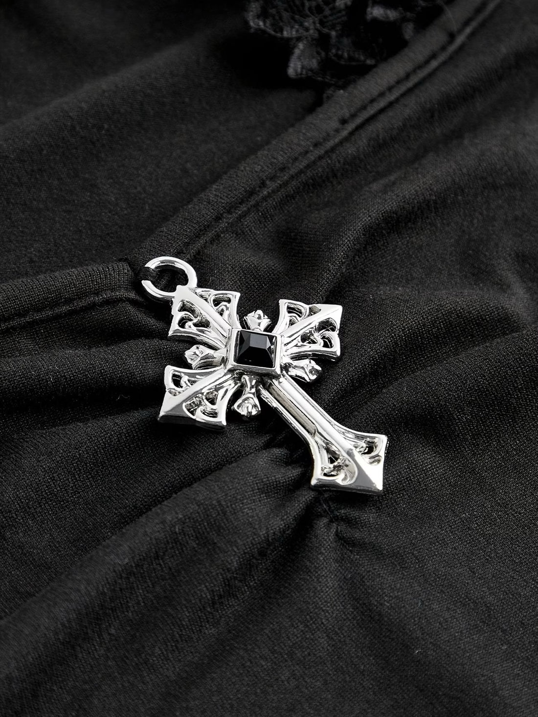 Gemma — T-shirt asymétrique croix bijou