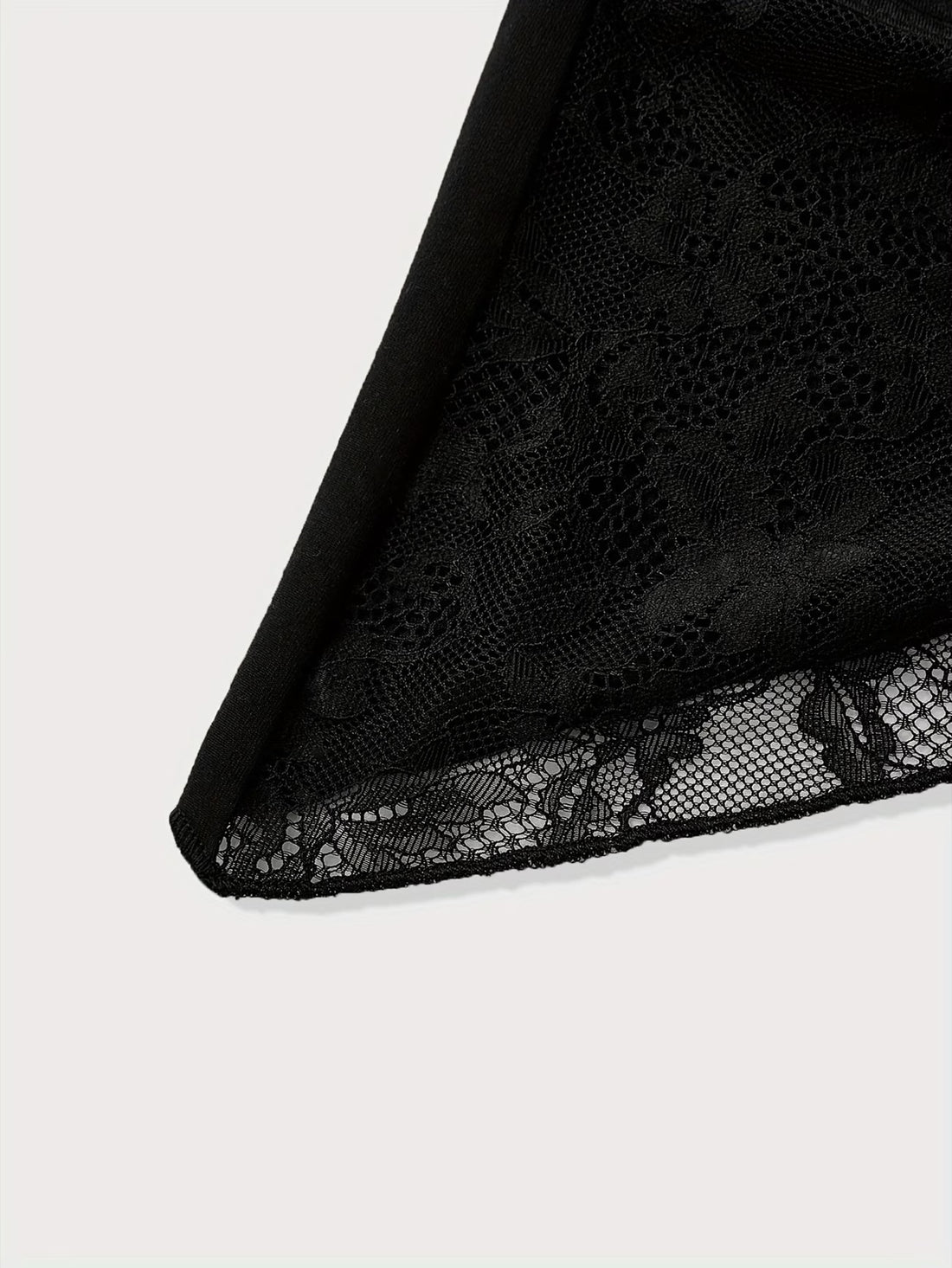 Gemma — T-shirt asymétrique croix bijou